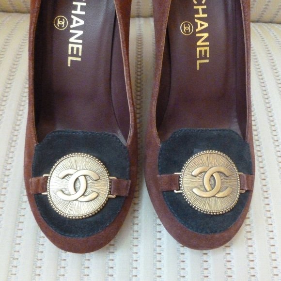 Chanel CC Logo Coin Suede Wedge Pumps - Picture 3 of 9